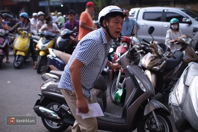 Phụ huynh v&agrave; th&iacute; sinh lo lắng trước khi bước v&agrave;o buổi thứ 3 của thi tuyển sinh lớp 10 - Ảnh 2.