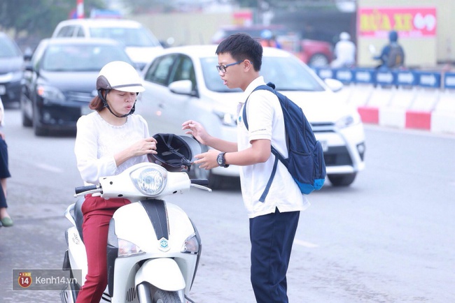 Phụ huynh v&agrave; th&iacute; sinh lo lắng trước khi bước v&agrave;o buổi thứ 3 của thi tuyển sinh lớp 10 - Ảnh 9.