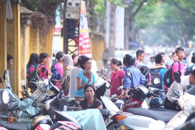 Th&iacute; sinh bước v&agrave;o buổi thi thứ 2 của kỳ thi tuyển sinh lớp 10 - Ảnh 8.