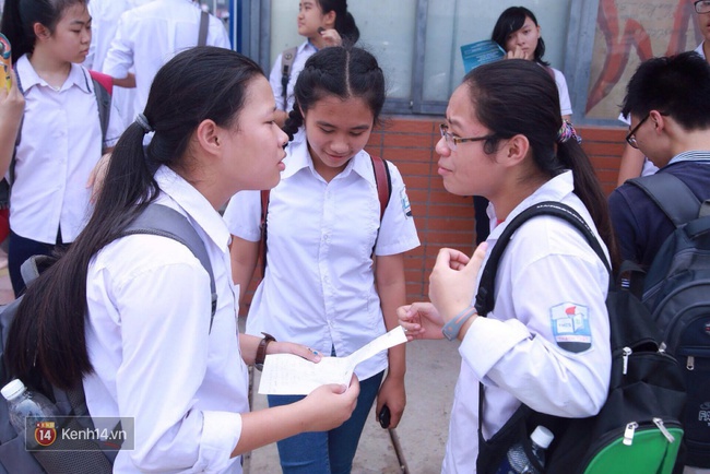 Phụ huynh v&agrave; th&iacute; sinh lo lắng trước khi bước v&agrave;o buổi thứ 3 của thi tuyển sinh lớp 10 - Ảnh 19.