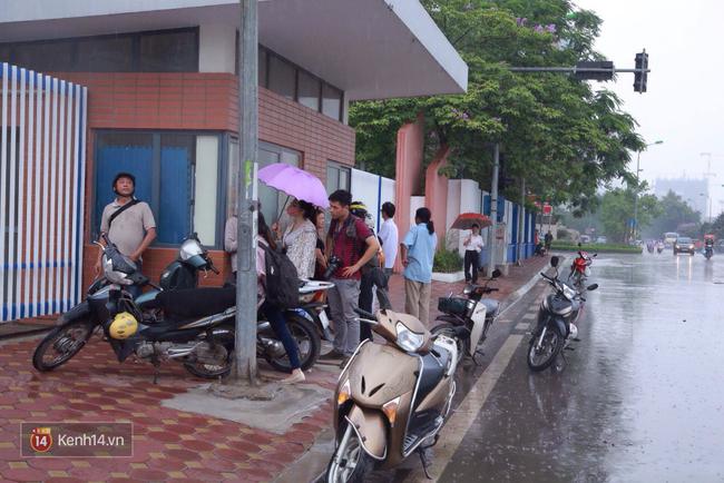 Th&iacute; sinh bước v&agrave;o buổi thi thứ 2 của kỳ thi tuyển sinh lớp 10 - Ảnh 4.