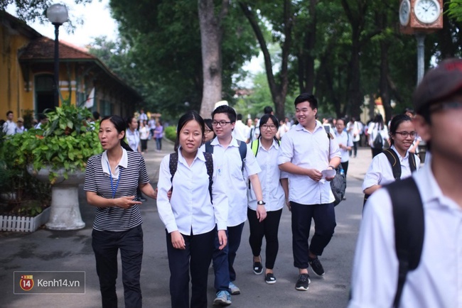 Phụ huynh v&agrave; th&iacute; sinh lo lắng trước khi bước v&agrave;o buổi thứ 3 của thi tuyển sinh lớp 10 - Ảnh 18.