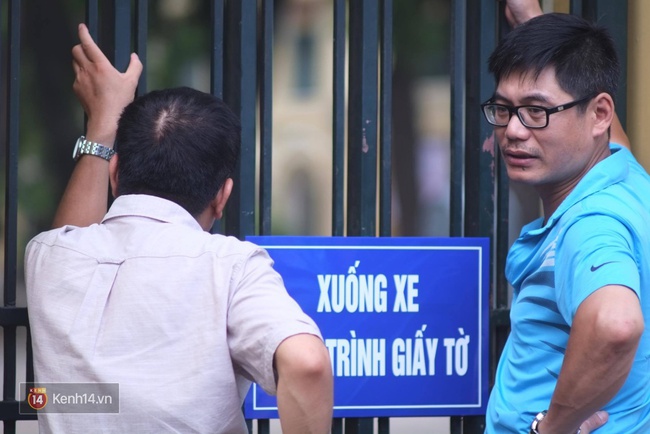 Th&iacute; sinh bước v&agrave;o buổi thi thứ 2 của kỳ thi tuyển sinh lớp 10 - Ảnh 7.