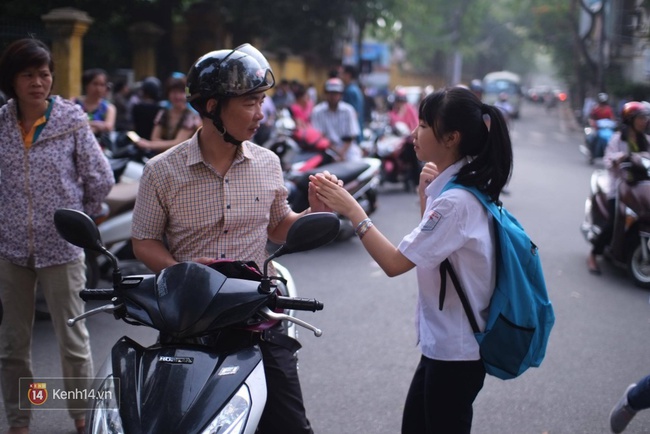 Phụ huynh v&agrave; th&iacute; sinh lo lắng trước khi bước v&agrave;o buổi thứ 3 của thi tuyển sinh lớp 10 - Ảnh 4.