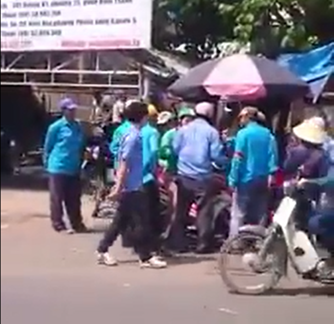Thêm một tài xế GrabBike ở Sài Gòn bị nhóm xe ôm ở bến xe dằn mặt - Ảnh 2.