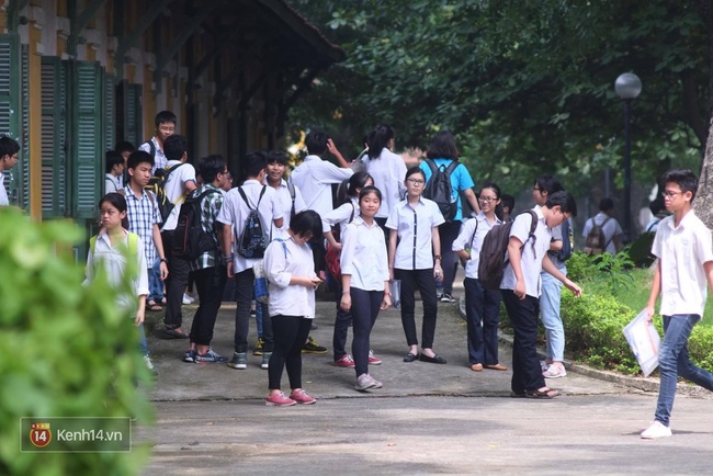 Phụ huynh v&agrave; th&iacute; sinh lo lắng trước khi bước v&agrave;o buổi thứ 3 của thi tuyển sinh lớp 10 - Ảnh 14.