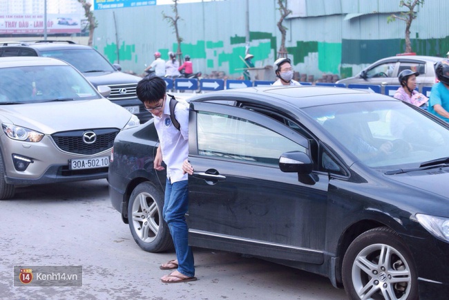Phụ huynh v&agrave; th&iacute; sinh lo lắng trước khi bước v&agrave;o buổi thứ 3 của thi tuyển sinh lớp 10 - Ảnh 11.