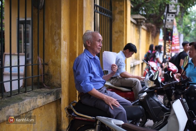 Th&iacute; sinh bước v&agrave;o buổi thi thứ 2 của kỳ thi tuyển sinh lớp 10 - Ảnh 9.