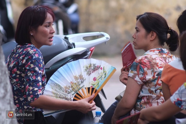 Th&iacute; sinh bước v&agrave;o buổi thi thứ 2 của kỳ thi tuyển sinh lớp 10 - Ảnh 10.