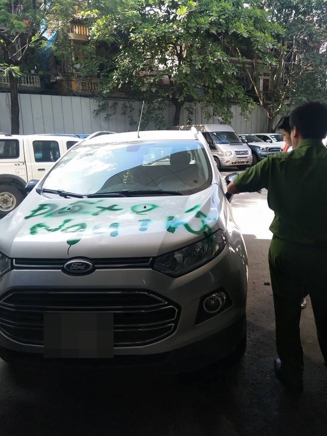 Tức giận v&igrave; &ocirc; t&ocirc; đỗ chắn lối đi, người phụ nữ d&ugrave;ng sơn phun chữ Đỗ ngu thế! - Ảnh 3.