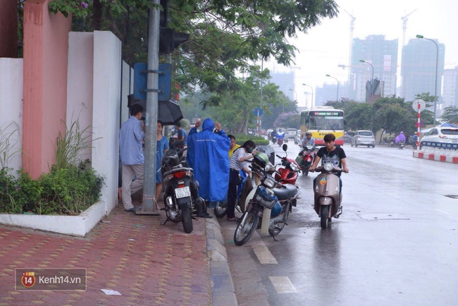 Th&iacute; sinh bước v&agrave;o buổi thi thứ 2 của kỳ thi tuyển sinh lớp 10 - Ảnh 5.
