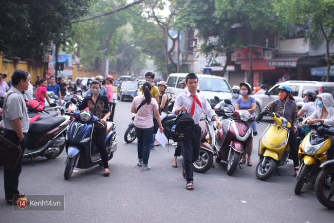 Phụ huynh v&agrave; th&iacute; sinh lo lắng trước khi bước v&agrave;o buổi thứ 3 của thi tuyển sinh lớp 10 - Ảnh 6.
