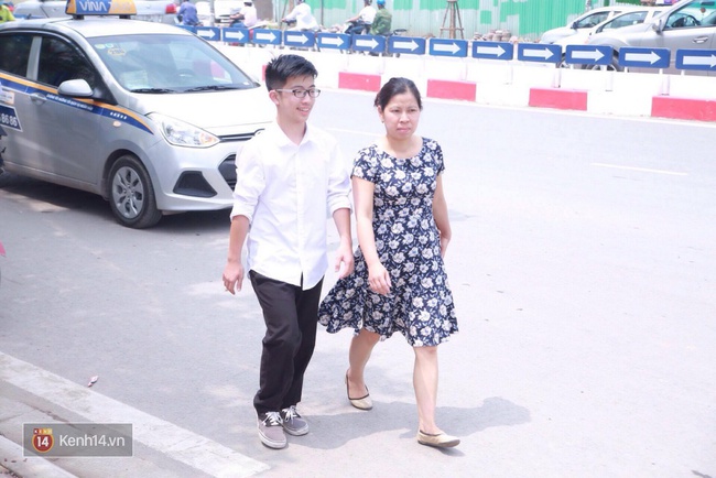 Phụ huynh v&agrave; th&iacute; sinh lo lắng trước khi bước v&agrave;o buổi thứ 3 của thi tuyển sinh lớp 10 - Ảnh 20.