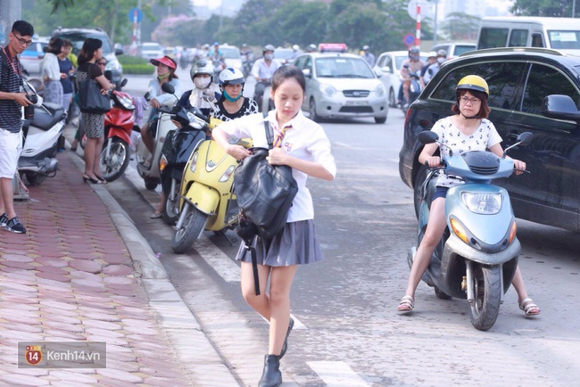 Phụ huynh v&agrave; th&iacute; sinh lo lắng trước khi bước v&agrave;o buổi thứ 3 của thi tuyển sinh lớp 10 - Ảnh 12.