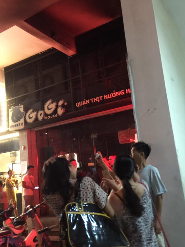 Kh&oacute;i m&ugrave; mịt bốc l&ecirc;n từ qu&aacute;n thịt nướng GoGi House ở H&agrave; Nội, nhiều kh&aacute;ch hoảng sợ - Ảnh 3.