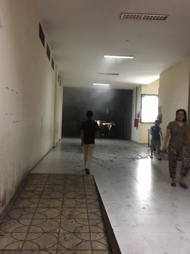 Kh&oacute;i m&ugrave; mịt bốc l&ecirc;n từ qu&aacute;n thịt nướng GoGi House ở H&agrave; Nội, nhiều kh&aacute;ch hoảng sợ - Ảnh 4.