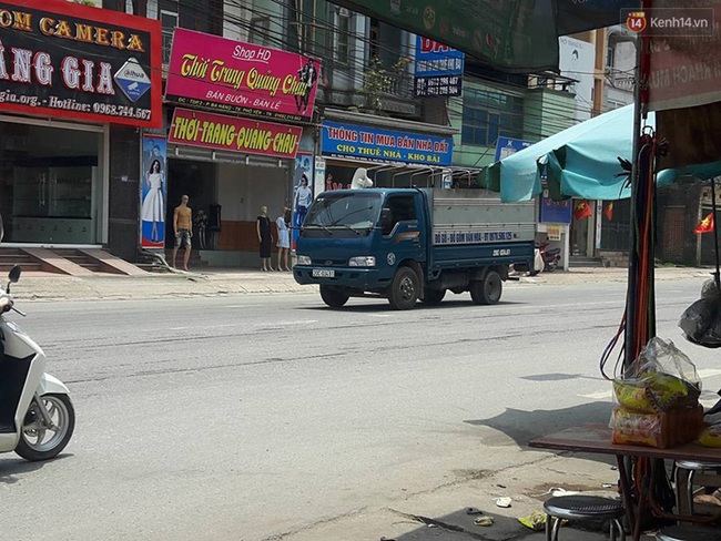 Đang đi trên đường, nam thanh niên bị nhóm người đi ô tô chặn xe, chém đứt lìa tay  - Ảnh 1.