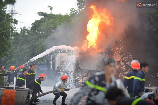 H&agrave; Nội: Ch&aacute;y dữ dội tại c&acirc;y xăng ở chợ đầu mối Ho&agrave;ng Mai - Ảnh 4.