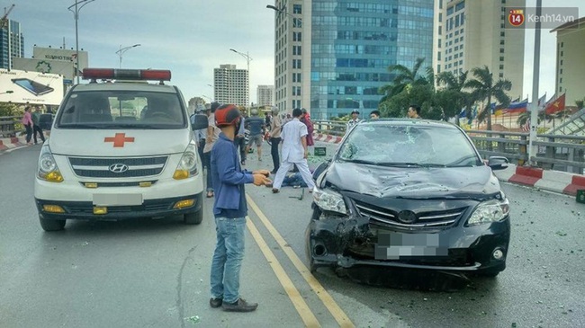 Xe ô tô đâm hàng loạt xe máy trên cầu vượt Nguyễn Chí Thanh, 4 người bị thương nặng  - Ảnh 1.