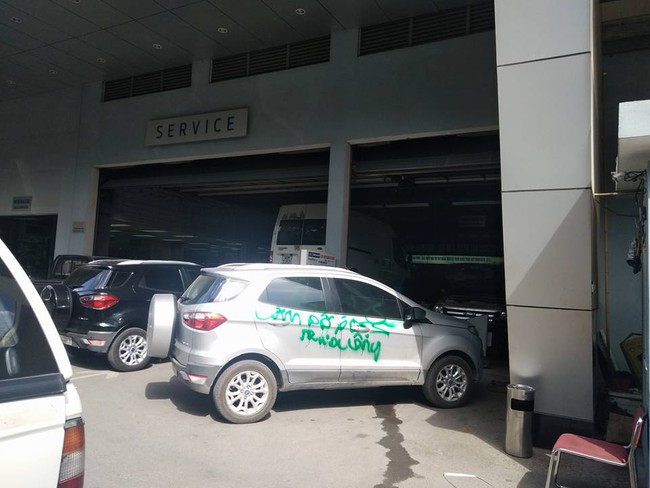 Tức giận v&igrave; &ocirc; t&ocirc; đỗ chắn lối đi, người phụ nữ d&ugrave;ng sơn phun chữ Đỗ ngu thế! - Ảnh 2.