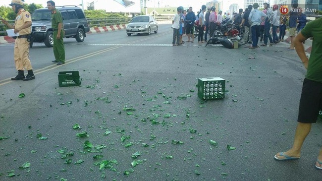 Xe ô tô đâm hàng loạt xe máy trên cầu vượt Nguyễn Chí Thanh, 4 người bị thương nặng  - Ảnh 2.