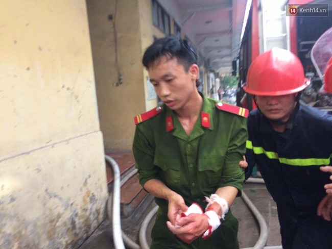 H&agrave; Nội: Ch&aacute;y kho h&agrave;ng c&ocirc;ng ty ở Trường Chinh, nhiều t&agrave;i sản bị thi&ecirc;u rụi - Ảnh 13.