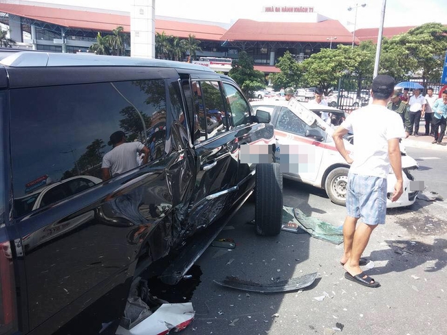 Hà Nội: Siêu xe Cadillac văng bánh, bung túi khí sau va chạm với taxi ở sân bay Nội Bài - Ảnh 4.