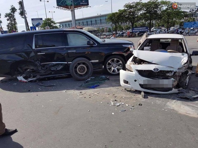 Hà Nội: Siêu xe Cadillac văng bánh, bung túi khí sau va chạm với taxi ở sân bay Nội Bài - Ảnh 1.