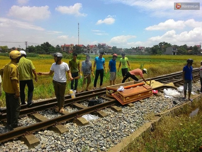 Bắc Giang: Mẹ chở con trai đi lấy thuốc nam bị tàu hỏa cán chết thương tâm  - Ảnh 1.