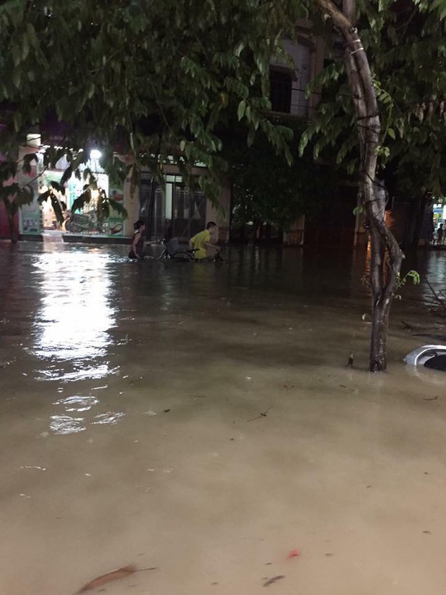 Nhiều &ocirc; t&ocirc;, xe m&aacute;y ch&igrave;m trong biển nước sau mưa lớn ở Th&aacute;i Nguy&ecirc;n - Ảnh 7.