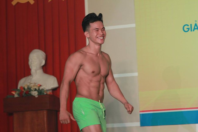 Chưa bao giờ ĐH Hutech (TPHCM) lại c&oacute; nhiều ch&agrave;ng trai 6 m&uacute;i sexy như thế n&agrave;y!  - Ảnh 18.