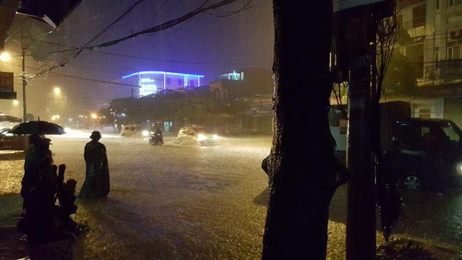 Nhiều &ocirc; t&ocirc;, xe m&aacute;y ch&igrave;m trong biển nước sau mưa lớn ở Th&aacute;i Nguy&ecirc;n - Ảnh 4.