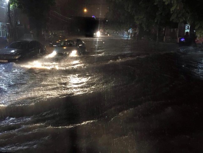 Nhiều &ocirc; t&ocirc;, xe m&aacute;y ch&igrave;m trong biển nước sau mưa lớn ở Th&aacute;i Nguy&ecirc;n - Ảnh 3.