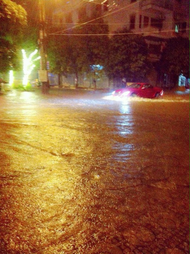 Nhiều &ocirc; t&ocirc;, xe m&aacute;y ch&igrave;m trong biển nước sau mưa lớn ở Th&aacute;i Nguy&ecirc;n - Ảnh 9.
