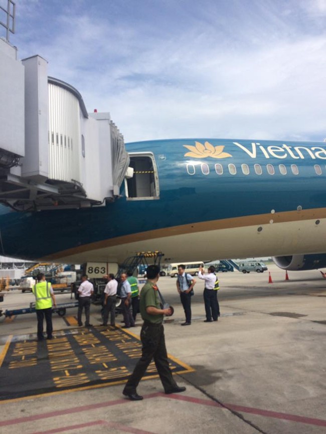 Va chạm giữa ống lồng và cửa ra vào của máy bay hiện đại nhất Việt Nam - Ảnh 1.