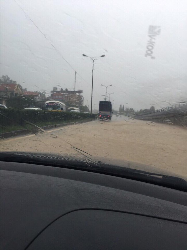 Mưa lớn ở Quảng Ninh, nhiều tuyến đường ngập th&agrave;nh s&ocirc;ng - Ảnh 4.