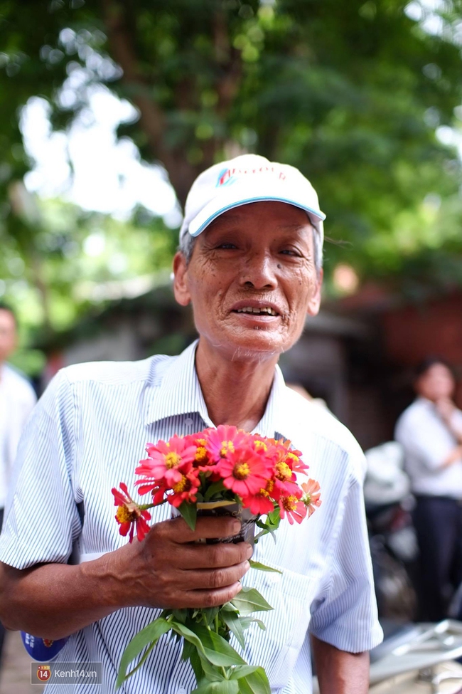 Hình ảnh đẹp bên ngoài phòng thi: Cụ ông nhặt hoa bên đường tặng cháu gái - Ảnh 5.