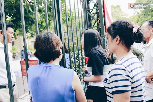 Giấu bố mẹ thi lại Đại học, th&iacute; sinh đến muộn 1 tiếng v&agrave; kh&oacute;c ngất ngo&agrave;i cổng trường - Ảnh 1.