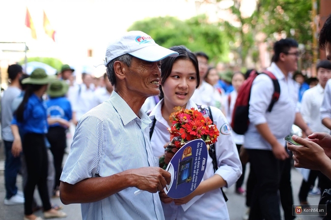 Hình ảnh đẹp bên ngoài phòng thi: Cụ ông nhặt hoa bên đường tặng cháu gái - Ảnh 10.