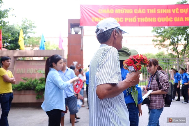 Hình ảnh đẹp bên ngoài phòng thi: Cụ ông nhặt hoa bên đường tặng cháu gái - Ảnh 4.