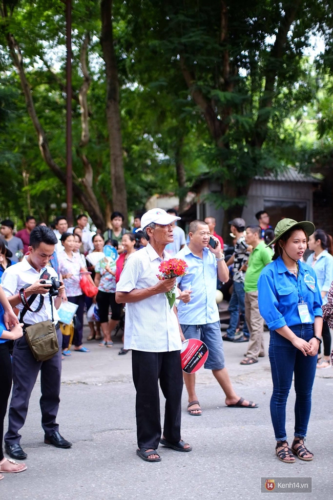 Hình ảnh đẹp bên ngoài phòng thi: Cụ ông nhặt hoa bên đường tặng cháu gái - Ảnh 1.