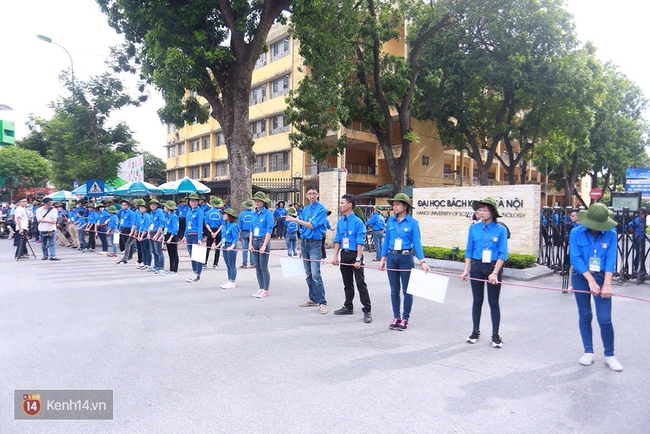 Thí sinh hoàn tất môn Ngoại ngữ, kết thúc ngày thi THPT Quốc gia đầu tiên - Ảnh 30.