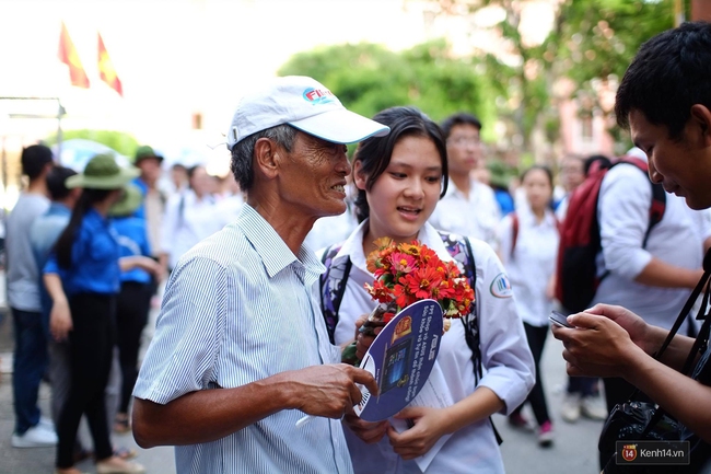 Hình ảnh đẹp bên ngoài phòng thi: Cụ ông nhặt hoa bên đường tặng cháu gái - Ảnh 11.