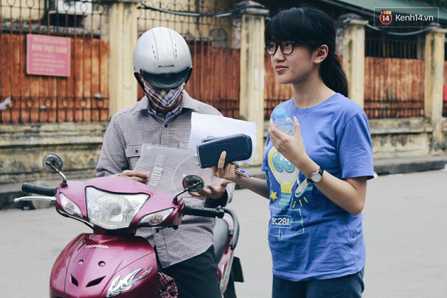Phụ huynh v&agrave; SV t&igrave;nh nguyện dầm dưới mưa chờ th&iacute; sinh ho&agrave;n tất m&ocirc;n Vật l&yacute; - Ảnh 17.