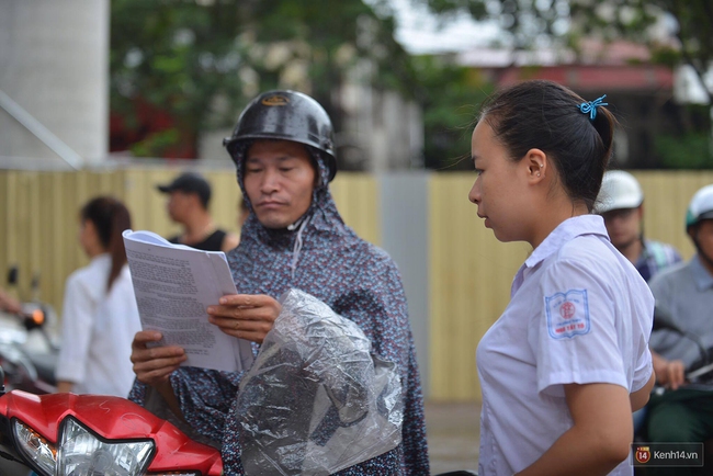 Thí sinh khắp cả nước bước vào ngày thi thứ 2 với môn Văn - Ảnh 33.