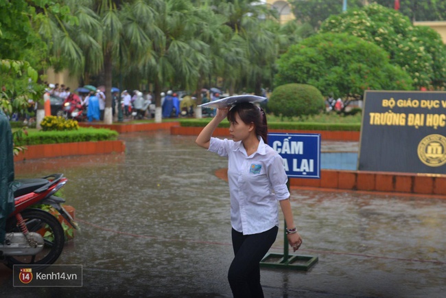 Phụ huynh v&agrave; SV t&igrave;nh nguyện dầm dưới mưa chờ th&iacute; sinh ho&agrave;n tất m&ocirc;n Vật l&yacute; - Ảnh 26.