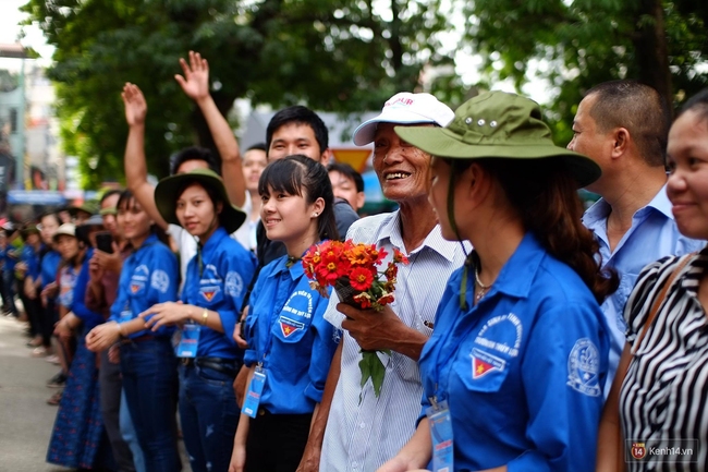 Hình ảnh đẹp bên ngoài phòng thi: Cụ ông nhặt hoa bên đường tặng cháu gái - Ảnh 7.