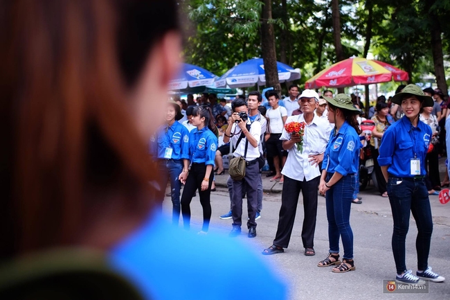 Hình ảnh đẹp bên ngoài phòng thi: Cụ ông nhặt hoa bên đường tặng cháu gái - Ảnh 2.