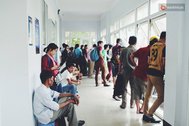 Phụ huynh v&agrave; SV t&igrave;nh nguyện dầm dưới mưa chờ th&iacute; sinh ho&agrave;n tất m&ocirc;n Vật l&yacute; - Ảnh 20.