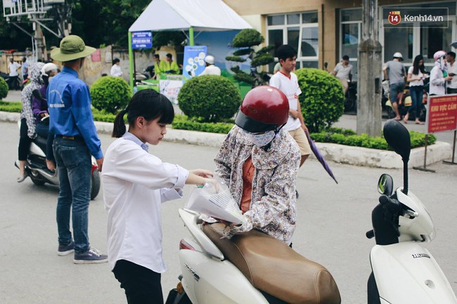 Phụ huynh v&agrave; SV t&igrave;nh nguyện dầm dưới mưa chờ th&iacute; sinh ho&agrave;n tất m&ocirc;n Vật l&yacute; - Ảnh 18.
